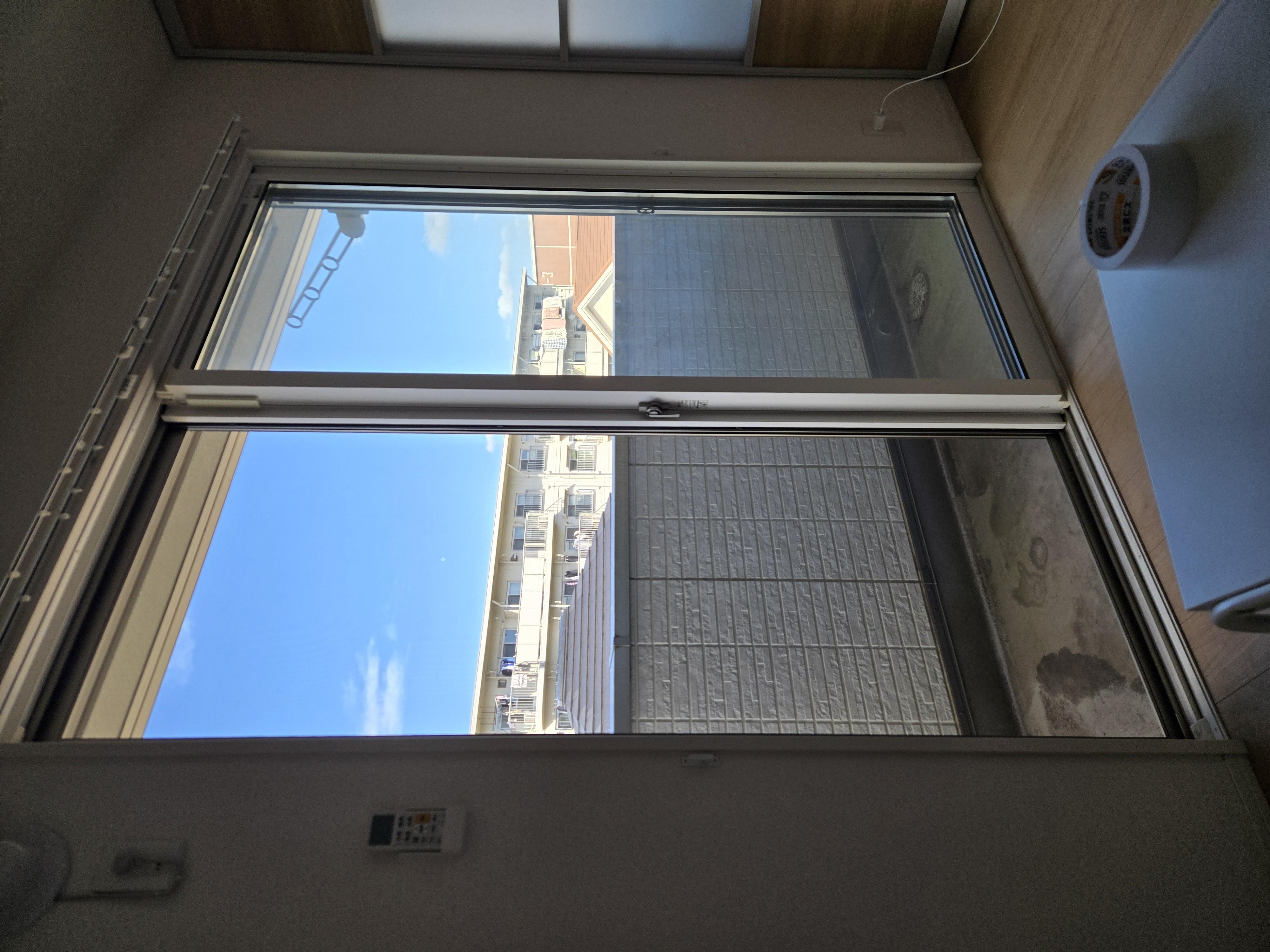 トラックに積み込まれる荷物